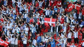 Fan Denmark dan Finlandia Nyanyikan Nama Eriksen di Euro 2020