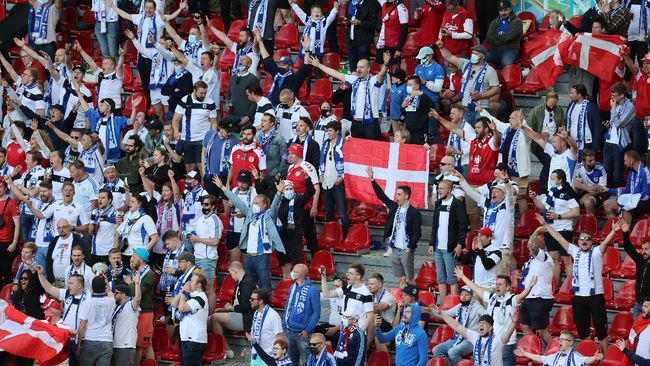 Fan Denmark dan Finlandia Nyanyikan Nama Eriksen di Euro 2020 Suporter Denmark dan Finlandia kompak menyanyikan nama Christian Eriksen yang pingsan di Stadion Parken di Euro 2020 (Euro 2021).