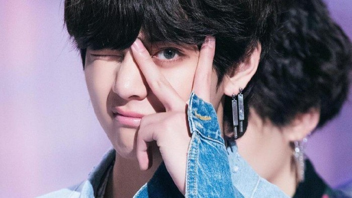 Punya Wajah Bak Pangeran, Kisah Cinta V BTS di Masa Lalu Buat Fans Tertawa Punya Wajah Bak Pangeran, Kisah Cinta V BTS di Masa Lalu Buat Fans Tertawa