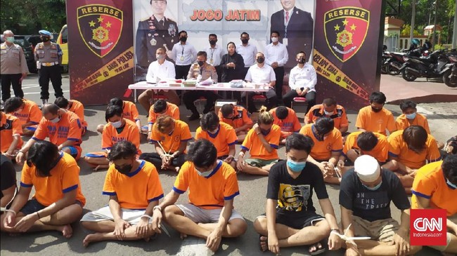 Sebanyak 67 orang yang diduga melakukan pungli ditangkap di Pelabuhan Tanjung Perak, Terminal Purabaya, pangkalan truk di Gresik, Sidoarjo dan Mojokerto.