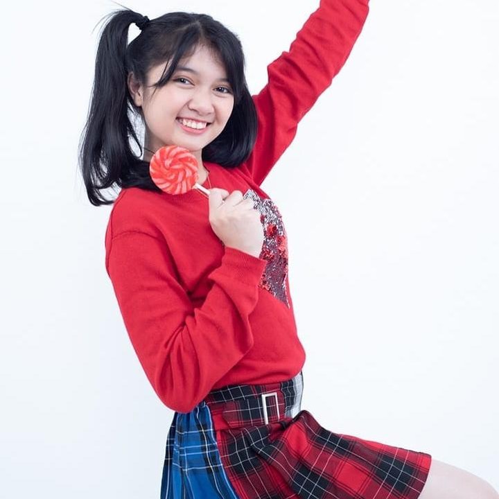 <p>Afiqah punya banyak penggemar karena pesonanya yang menawan meski terlihat lugu. Bunda tengok saja nih, gayanya ketika berpose jadi model. (Foto: Instagram: @jkt48.afiqaah)</p>