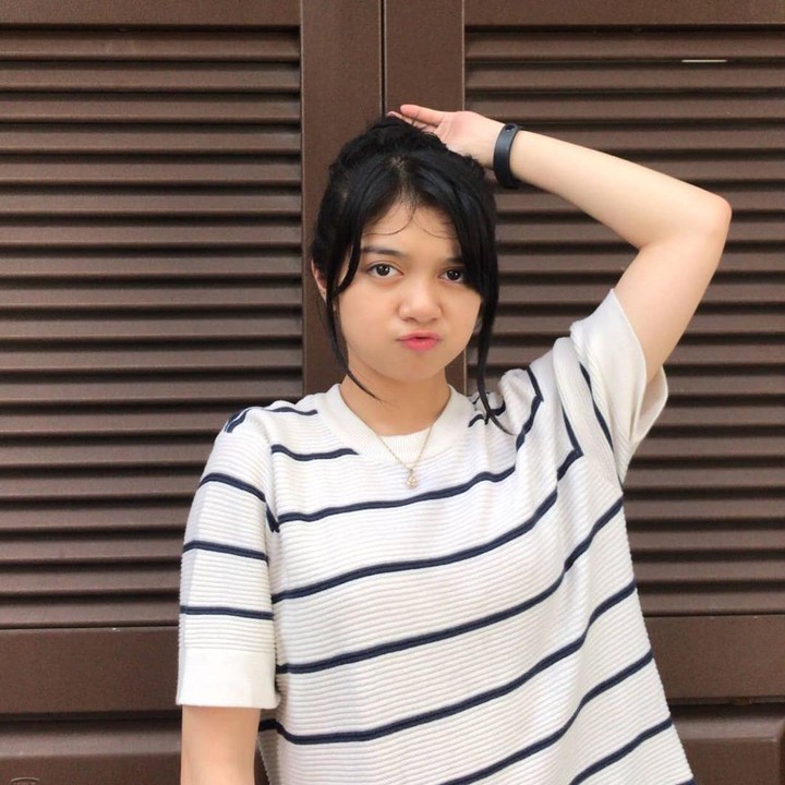 <p>Penampilan Afiqah ketika sedang tidak tampil di atas panggung tak kalah menarik nih. Ia tetap memesona meski cuek dengan outfit apa adanya. (Foto: Instagram: @jkt48.afiqaah)</p>