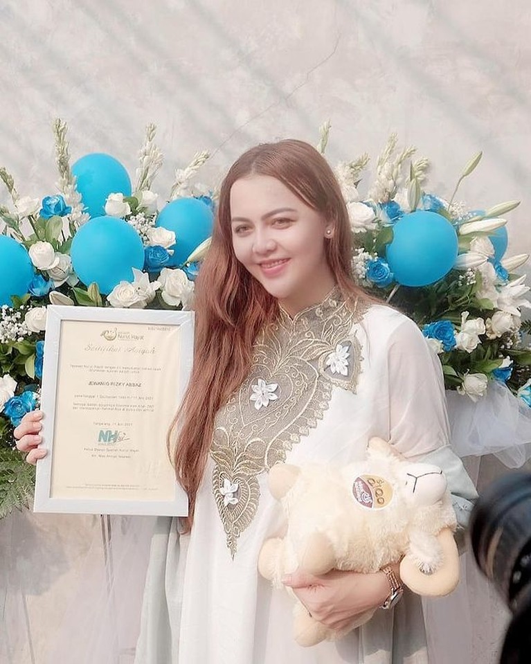 Ratu Rizky Nabila kecewa karena ketidakhadiran Alfath Fathier di Akikah sang anak pada Jumat (11/6). Yuk kita intip potretnya!