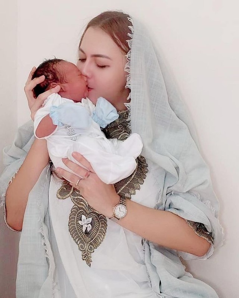 Akikah Anak Ratu Rizky Nabila Ratu Rizky Nabila kecewa karena ketidakhadiran Alfath Fathier di Akikah sang anak pada Jumat (11/6). Yuk kita intip potretnya!