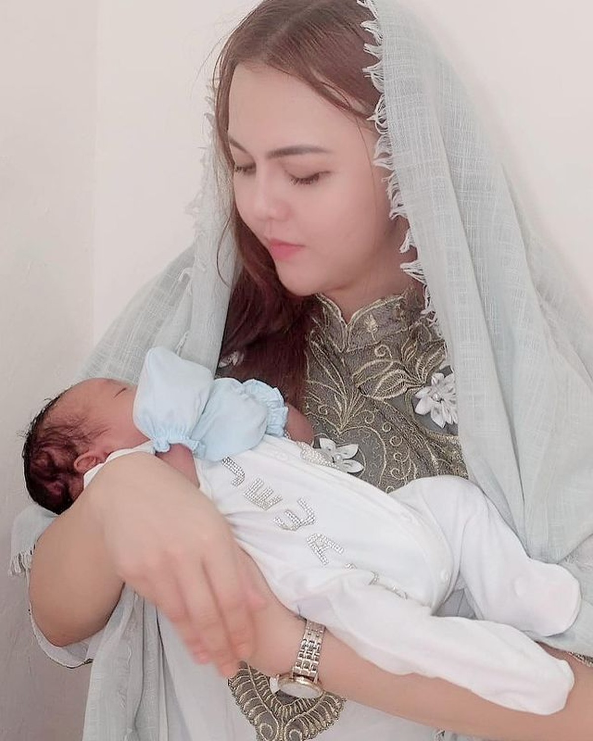 Ratu Rizky Nabila kecewa karena ketidakhadiran Alfath Fathier di Akikah sang anak pada Jumat &lpar;11&sol;6&rpar;&period; Yuk kita intip potretnya&excl;