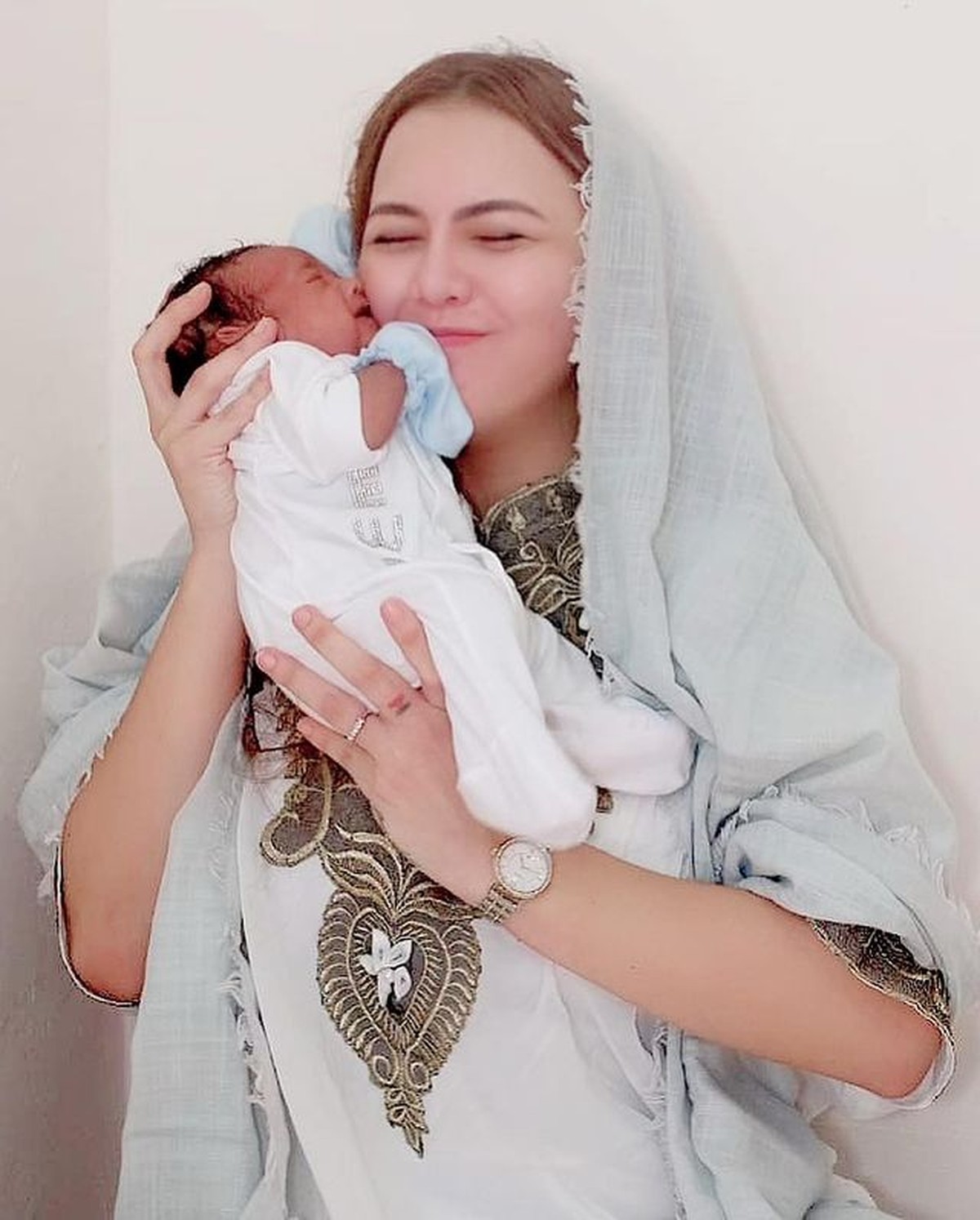 Ratu Rizky Nabila kecewa karena ketidakhadiran Alfath Fathier di Akikah sang anak pada Jumat &lpar;11&sol;6&rpar;&period; Yuk kita intip potretnya&excl;