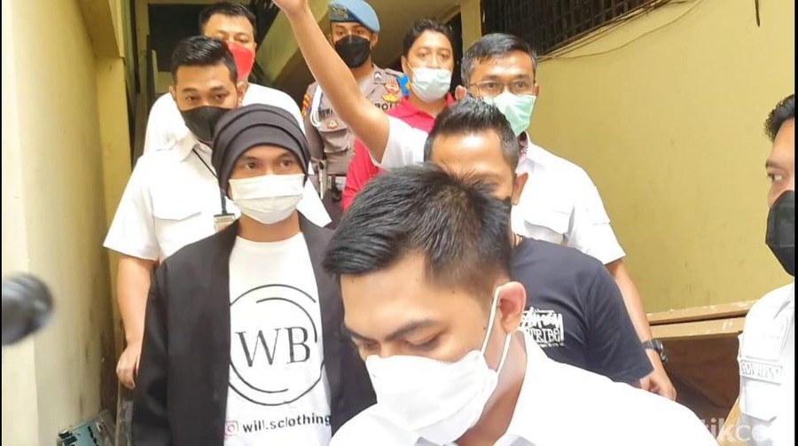 Anji saat jalani tes kesehatan di Polres Metro Jakarta Barat