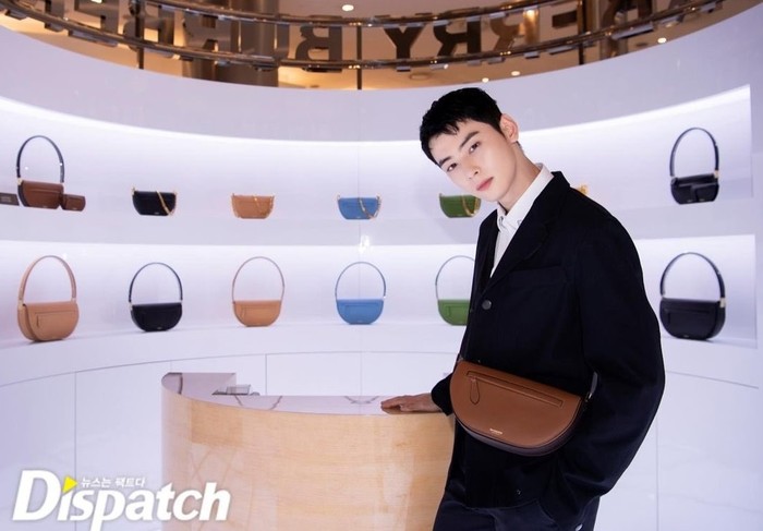Cha Eun Woo ditunjuk untuk mempromosikan Burberry Olimpia Bag. Ia tampil rapih dengan setelan jas bewarna hitam. Model rambut barunya juga membuat ia terlihat makin apik / foto: instagram.com/koreadispatch