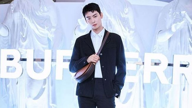 Pesona Cha Eun Woo dalam Pemotretan Louis Vuitton - Foto 1