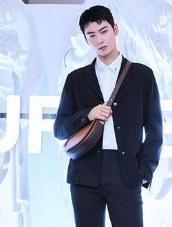 Pesona Cha Eun Woo dalam Pemotretan Louis Vuitton - Foto 1