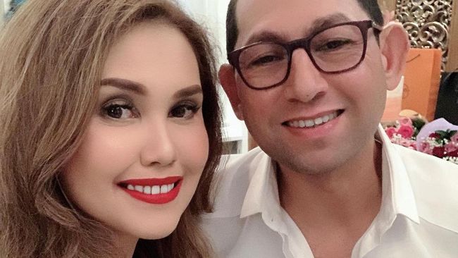 Jarang Terlihat, 7 Potret Cindy Claudia & Suami Bahagia ...