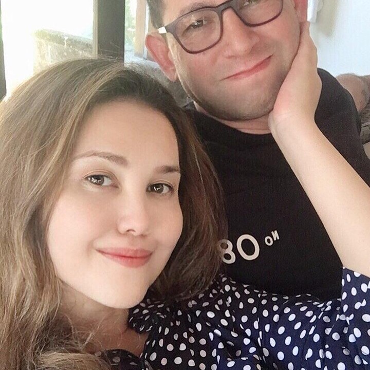 <p>Sudah 23 tahun berumah tangga, Cindy Claudia dan Thariq Eben masih terlihat harmonis. Mereka kerap menampilkan potret mesra di Instagram. (Foto: Instagram: @cindyclaudiaofficial)</p>
