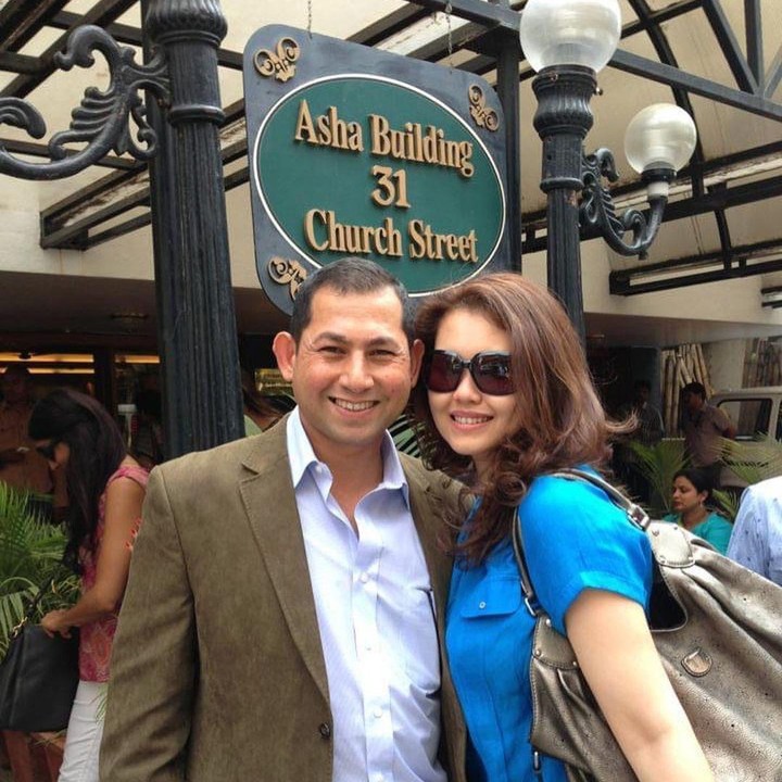 <p>Meski sudah dikaruniai tiga orang anak, Cindy Claudia dan Thariq Eben menyempatkan <em>quality time</em> berdua. Romantis banget, Bunda! (Foto: Instagram: @cindyclaudiaofficial)</p>
