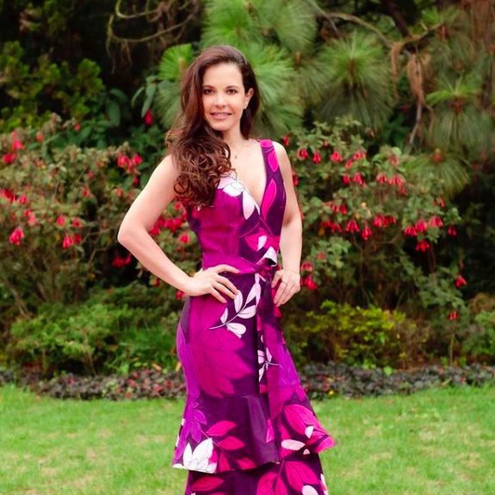 <p>Di telenovela itu, lawan mainnya yang merupakan aktor Kolombia Nicolas Montero adalah mantan suaminya, Bunda. Mereka jatuh cinta dan menikah pada tahun 1996. Coraima melahirkan seorang putra pada tahun 1994. Kini, Coraima masih terlihat awet muda kan? (Foto: Instagram @lacoraima)</p>