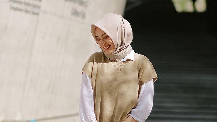 5 Mix and Match Fashion Hijab dengan Cardigan Rajut ala Youtuber Bianca Kartika