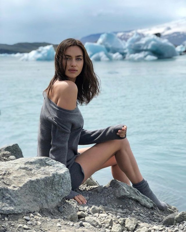 Irina Shayk Kekasih Baru Kanye West Tak Kalah Seksi dari Kim Kardashian Kanye West kini menjalin hubungan baru dengan Irina Shayk. Yuk kita intip potret Irina yang tak kalah seksi dengan Kim Kardashian!