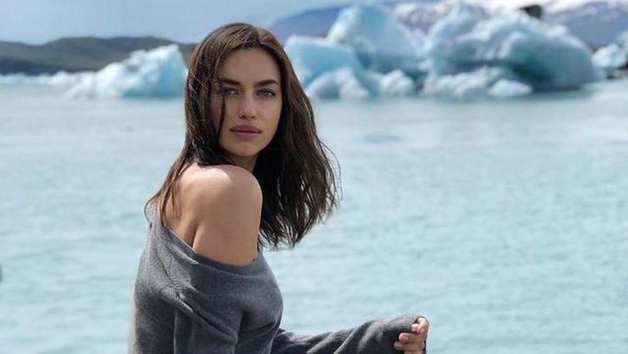 Kanye West kini menjalin hubungan baru dengan Irina Shayk. Yuk kita intip potret Irina yang tak kalah seksi dengan Kim Kardashian!