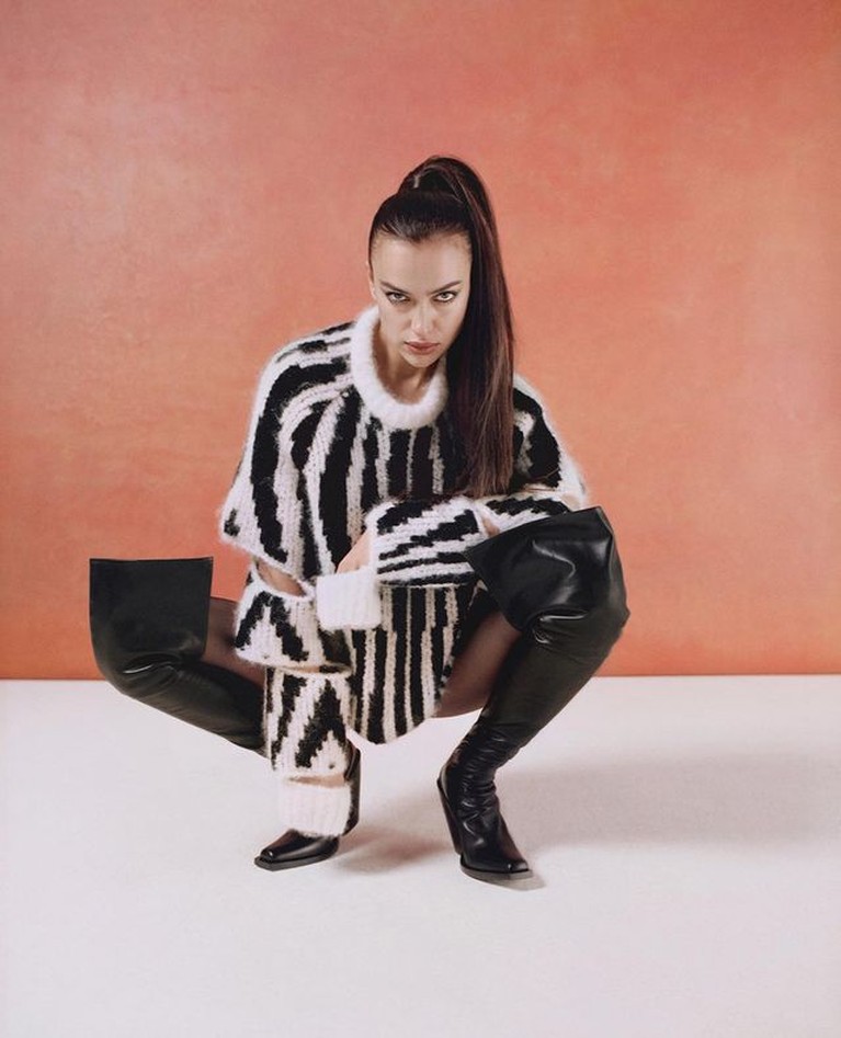 Irina Shayk Kekasih Baru Kanye West Tak Kalah Seksi dari Kim Kardashian Kanye West kini menjalin hubungan baru dengan Irina Shayk. Yuk kita intip potret Irina yang tak kalah seksi dengan Kim Kardashian!