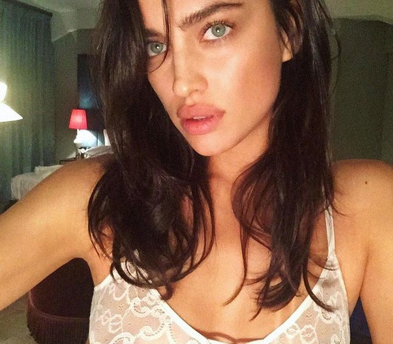 Kanye West kini menjalin hubungan baru dengan Irina Shayk. Yuk kita intip potret Irina yang tak kalah seksi dengan Kim Kardashian!