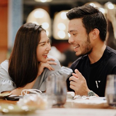 Penggila Aksesori, Jessica Mila Diberi Kalung dari Yakup Hasibuan