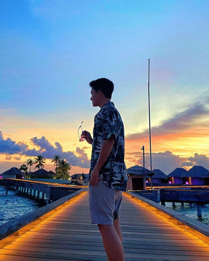 Jika Nanda membagikan potret sedang berjemur, berbeda halnya dengan Ardya Sang suami yang membagikan potret yang tengah menikmati sunset indah di Maldives. (Instagram.com/ardya.th)