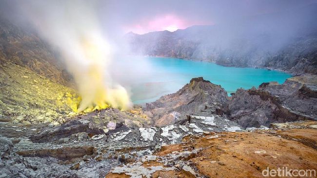 PVMBG menaikkan tingkat aktivitas Gunung Ijen di Jawa Timur dari level I menjadi level II atau waspada pada Sabtu (7/1).