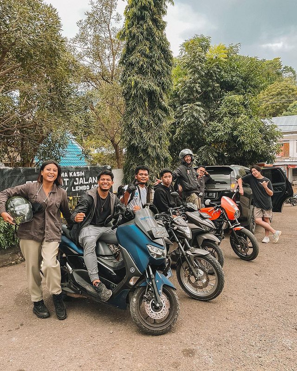 Awkarin menikmati liburannya hiking ke Desa Wae Rebo di Flores bersama teman-teman prianya&period; Yuk kita intip keseruannya&excl;