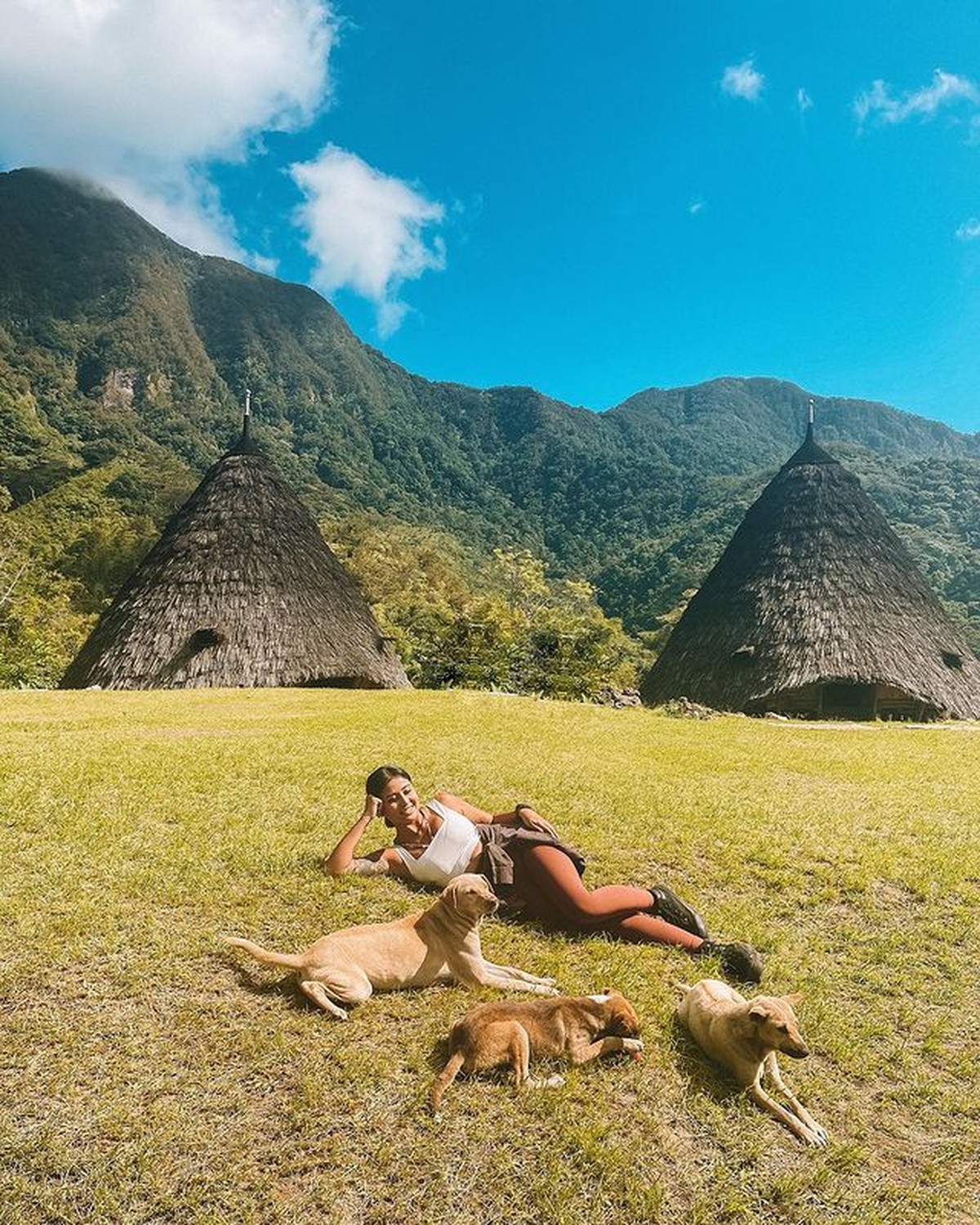 Awkarin menikmati liburannya hiking ke Desa Wae Rebo di Flores bersama teman-teman prianya&period; Yuk kita intip keseruannya&excl;