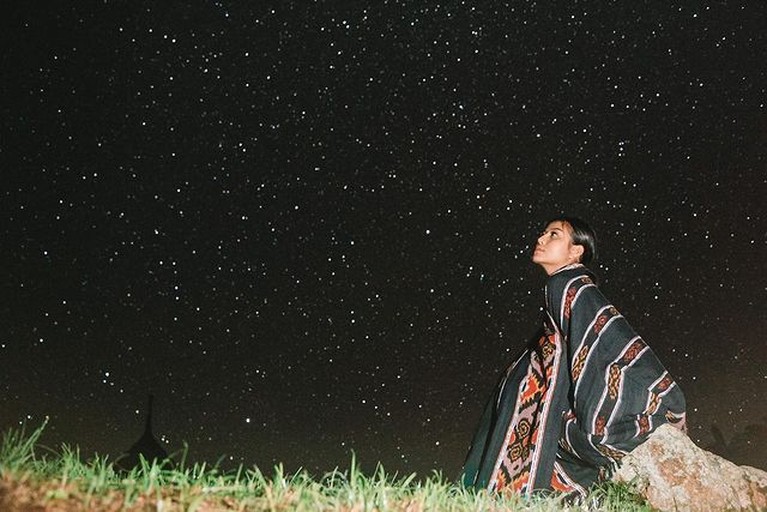 Awkarin menikmati liburannya hiking ke Desa Wae Rebo di Flores bersama teman-teman prianya. Yuk kita intip keseruannya!