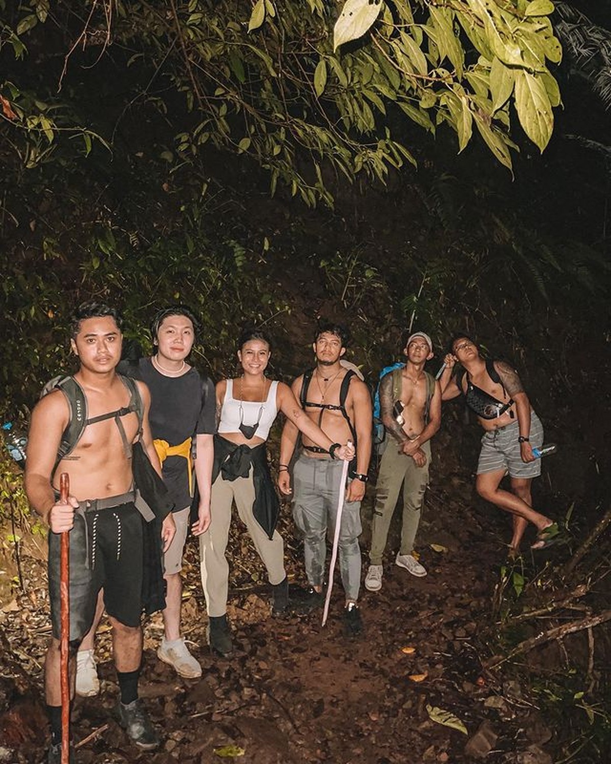 Awkarin menikmati liburannya hiking ke Desa Wae Rebo di Flores bersama teman-teman prianya&period; Yuk kita intip keseruannya&excl;