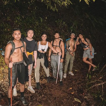 Ditemani Banyak Pria, Awkarin Hiking ke Desa Wae Rebo di Flores