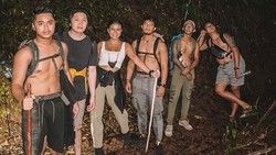 Ditemani Banyak Pria, Awkarin Hiking ke Desa Wae Rebo di Flores