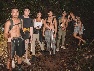 Ditemani Banyak Pria, Awkarin Hiking ke Desa Wae Rebo di Flores