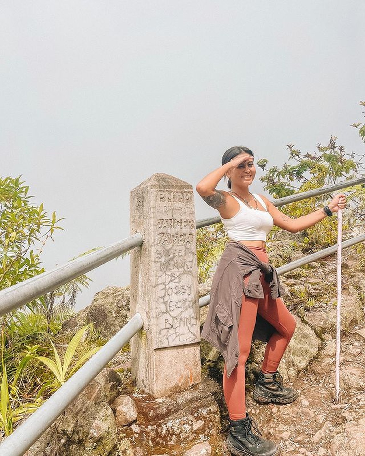 Awkarin menikmati liburannya hiking ke Desa Wae Rebo di Flores bersama teman-teman prianya&period; Yuk kita intip keseruannya&excl;