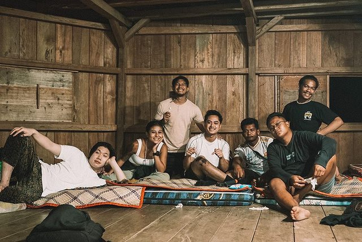 Awkarin menikmati liburannya hiking ke Desa Wae Rebo di Flores bersama teman-teman prianya&period; Yuk kita intip keseruannya&excl;