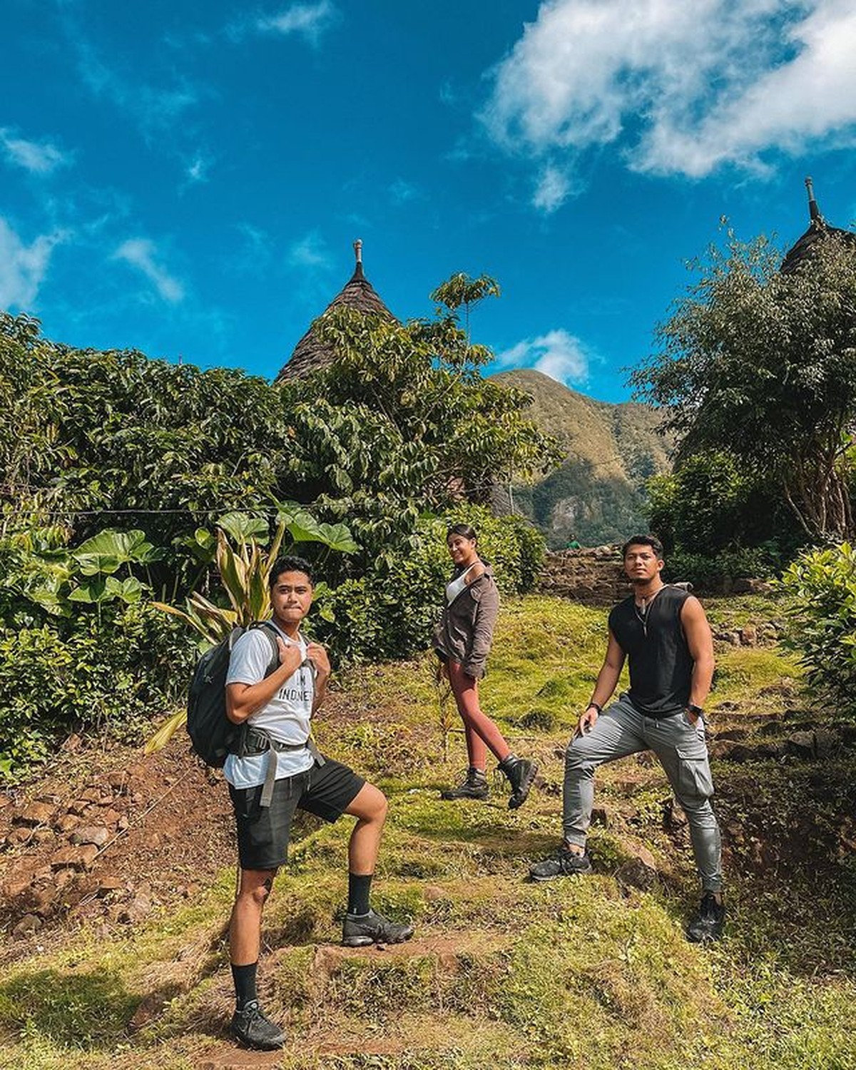Awkarin menikmati liburannya hiking ke Desa Wae Rebo di Flores bersama teman-teman prianya&period; Yuk kita intip keseruannya&excl;