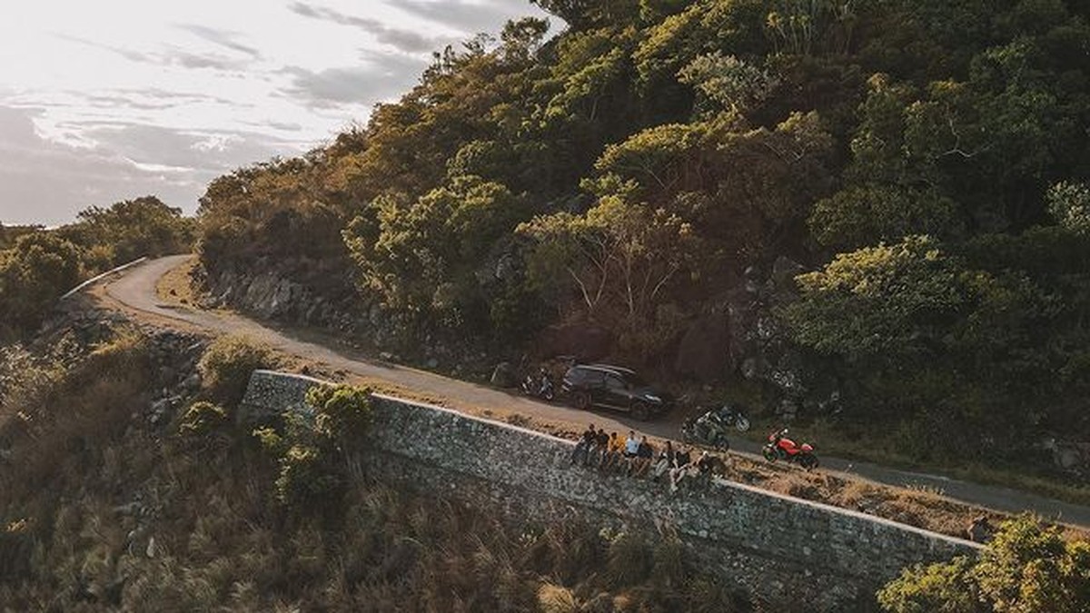 Awkarin menikmati liburannya hiking ke Desa Wae Rebo di Flores bersama teman-teman prianya&period; Yuk kita intip keseruannya&excl;