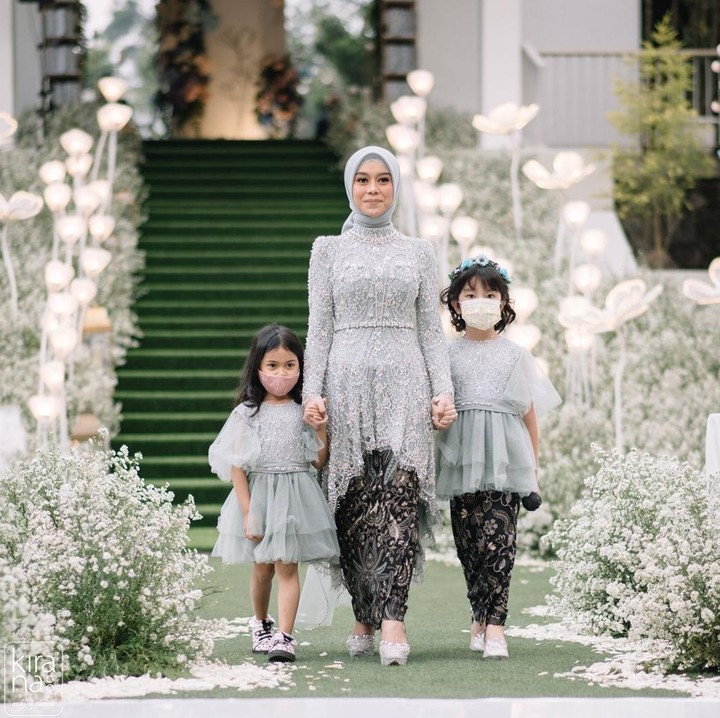 <p>Lesti Kejora hadir dengan baju kebaya bernuansa dusty yang dipadu bersama rok lilit dari kain tradisional. Ia juga mengenakan hijab segiempat berwarna senada. (Foto: Instagram/@imagenic)</p>