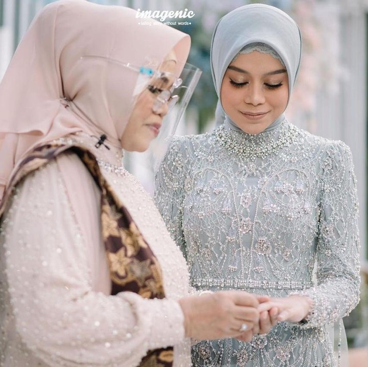 <p>Prosesi lamaran berlangsung khidmat dengan hanya dihadiri oleh kerabat dekat serta keluarga inti, Bunda. (Foto: Instagram/@imagenic)</p>