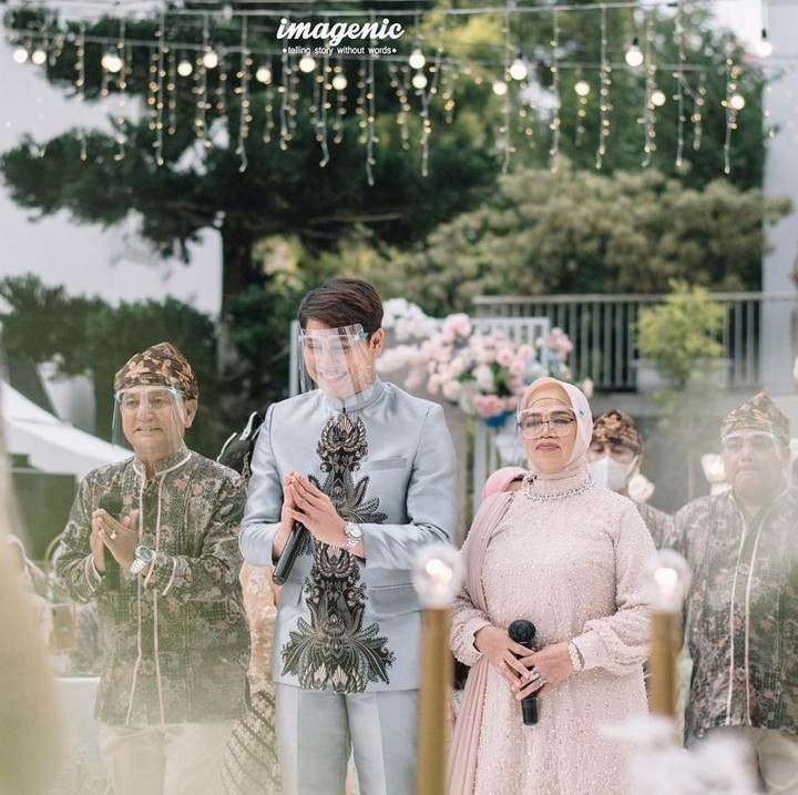 <p>Lesti Kejora dan Rizky Billar tengah berbahagia. Keduanya baru saja melangsungkan prosesi lamaran pada Minggu, 13 Juni 2021. (Foto: Instagram/@imagenic)</p>