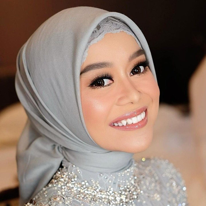 <p>Lesti Kejora tampil memesona di hari spesialnya itu. Pelantun <em>Bismillah Cinta</em> terlihat cantik dengan pulasan makeup soft yang membuatnya tetap terlihat natural. (Foto: Instagram/@imagenic)</p>