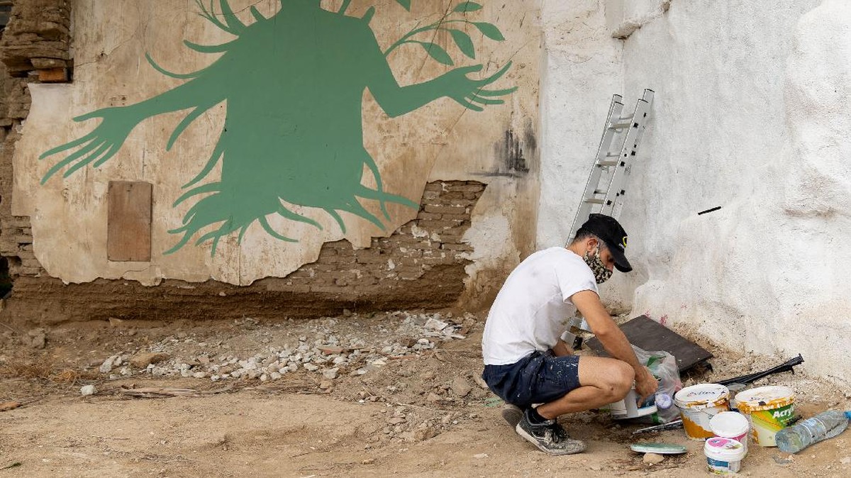 FOTO: Neo-muralist Yunani Gunakan Mitologi Gambarkan Pandemi