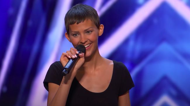 Seorang peserta America's Got Talent bernama Nightbirde sukses membuat empat juri, termasuk Simon Cowell, tercengang bahkan menangis.