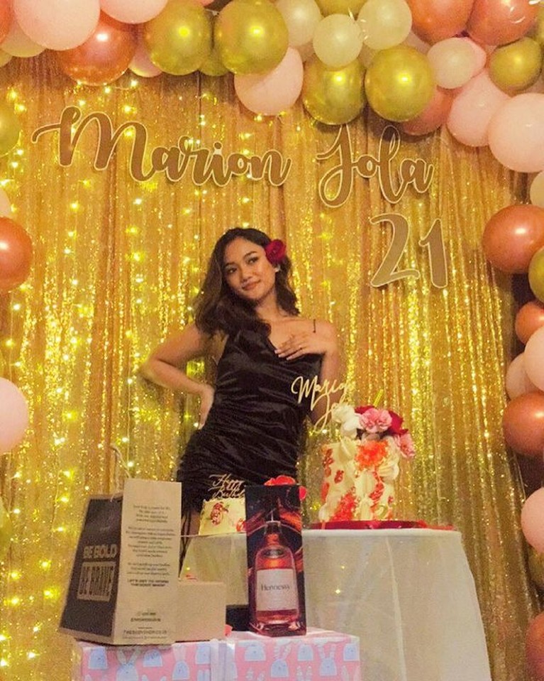 Penampilan Marion Jola Saat Rayakan Ultah Tuai Hujatan Tengah berbahagia merayakan ulang tahun ke 21, Marion Jola tuai hujatan karena penampilannya. Yuk kita intip bagaimana penampilannya!