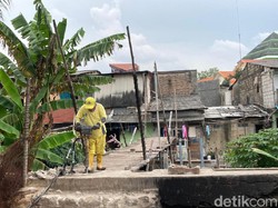 7 Pasukan Kuning Membangun Konstruksi Pengganti Jembatan Reyot Kebon Jeruk