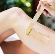 Sama-sama Hilangkan Bulu, Ini Perbedaan Waxing dan Sugaring