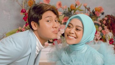 img-title Rizky Billar Cium Kening Lesti Kejora, Netizen Heboh Bahas soal Halal