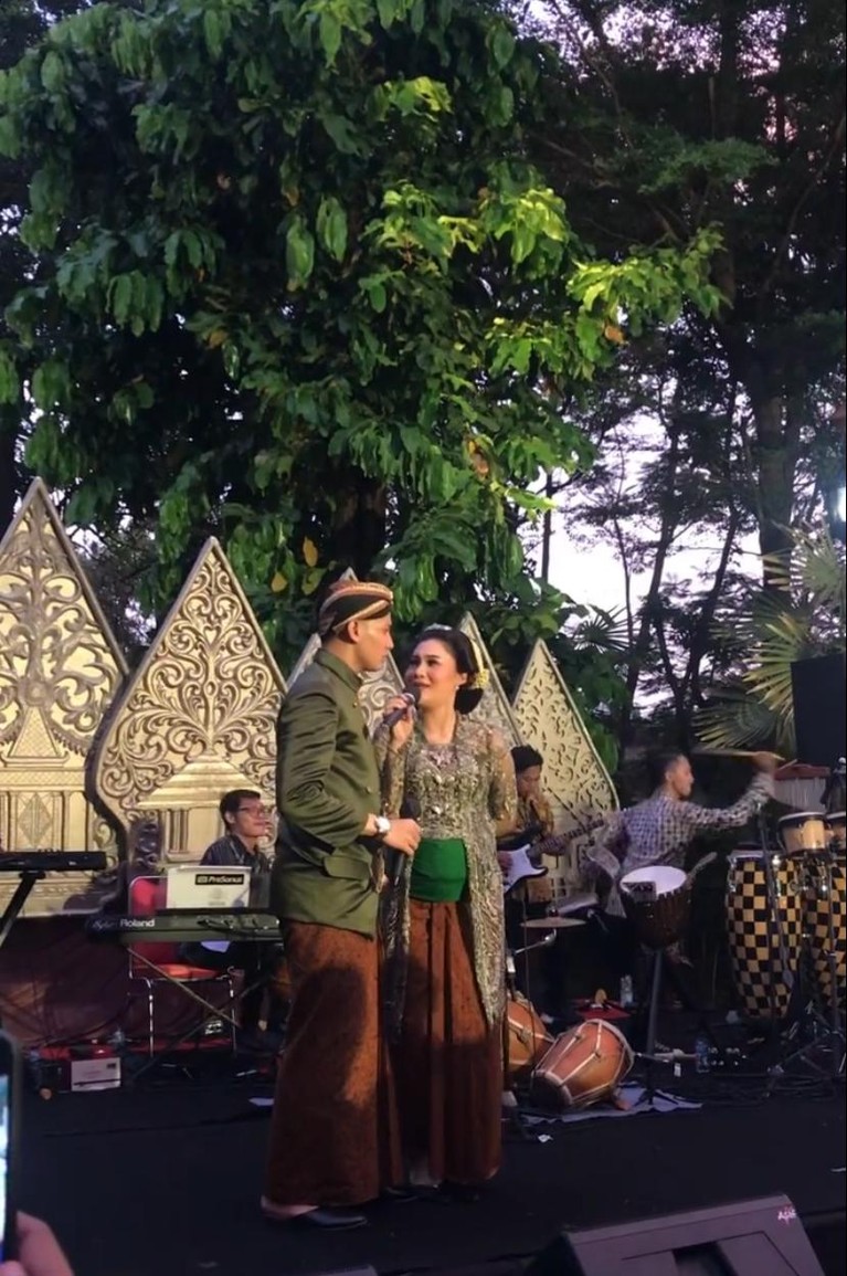 Proses Upacara Tingkeban 7 Bulanan Nella Kharisma Nella Kharisma menggelar upacara Tingkeban 7 bulanan kehamilannya. Yuk kita intip bagaimana prosesnya!