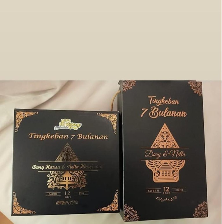 Nella Kharisma menggelar upacara Tingkeban 7 bulanan kehamilannya. Yuk kita intip bagaimana prosesnya!