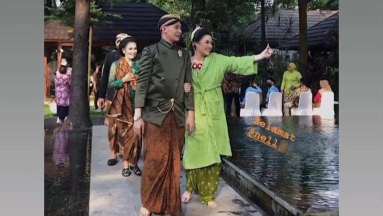 Nella Kharisma menggelar upacara Tingkeban 7 bulanan kehamilannya. Yuk kita intip bagaimana prosesnya!